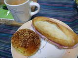 ミルクティーとBoulangerie KOCHUのパン二種